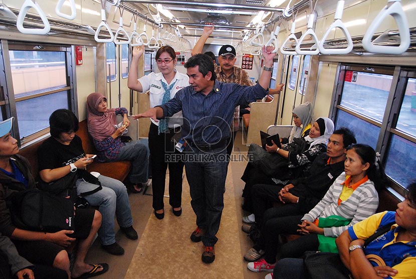 Ketua Ombudsman RI Danang Girindrawardana (kedua dari kiri) didampingi Humas PT KAI Commuter Jabodetabek Eva Chairunissa (kiri) saat berbincang dengan penumpang jasa KRL di Jakarta, Rabu (19/2).