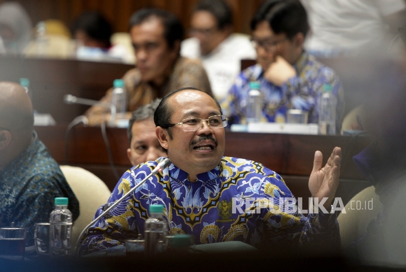 Ketua Ombudsman RI (ORI) Amzulian Rifai saat mengikuti Rapat Dengar Pendapat (RDP) dengan Komisi II DPR di Kompleks Parlemen, jakarta, Selasa (25/4)