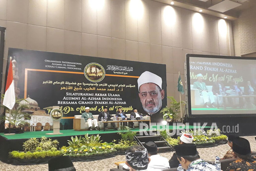 Ketua Organisasi Internasional Alumni Al Azhar Cabang Indonesia (OIAA) Tuan Guru Bajang (TGB) Muhammad Zainul Majdi, Anregurutta Farid Wajdi, Pakar Pendidikan Islam Syairozi Dimyathi, dan Wartawan Senior Republika Ihwanul Kiram dalam halaqah kebangsaan di Hotel Alila, Solo, Jawa Tengah, Selasa (1/5).