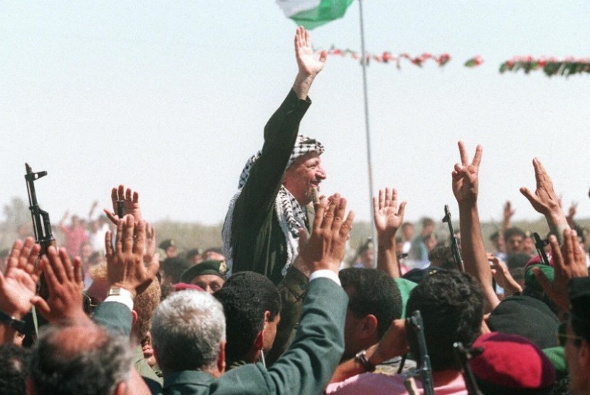 Ketua Organisasi Pembebasan Palestina (PLO), Yasser Arafat kembali ke Jalur Gaza pada 1 Juli 1994, setelah 27 tahun diasingkan di Mesir. 