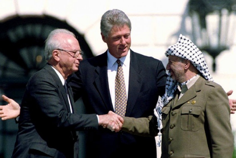 Ketua Organisasi Pembebasan Palestina Yasser Arafat dan Perdana Menteri Israel Yitzhak Rabin mencatat sejarah dengan berjabat tangan usai menandatangani perjanjian damai yang ditengahi Presiden AS Bill Clinton pada 13 September 1993.