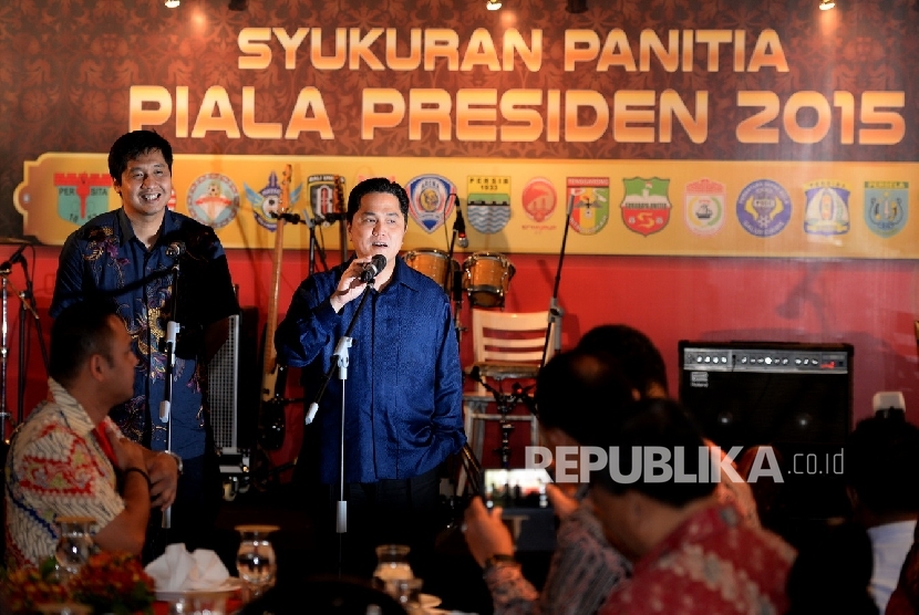Ketua Organising Committee (OC) Piala Presiden, Erick Thohir (tengah), memberikan paparan saat Syukuran Panitia Piala Presiden 2015 di Jakarta, Senin (18/1). 