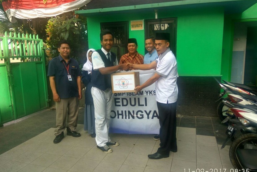 Ketua OSIS SMP Islam YKS dan SMK Lingga Kencana menyerahkan dana sumbangan untuk Rohingya kepada ketua Karang Taruna kota Depok.