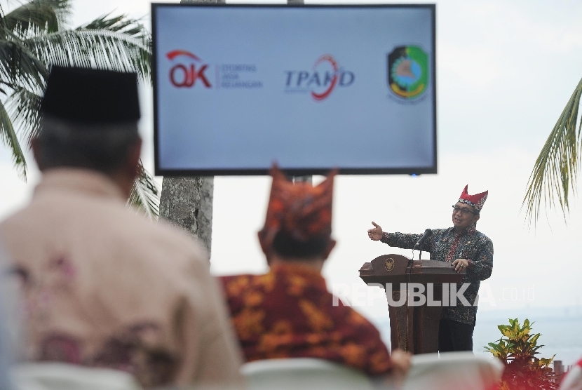 Ketua Otoritas Jasa Keungan (OJK) Muliaman D. Hadad memberikan sambutan saat peluncuran laku pandai Bank Jatim dan pengukuhan Tim Percepatan Akses Keuangan Daerah (TPAKD) di Banyuwangi, Kamis (24/11). 