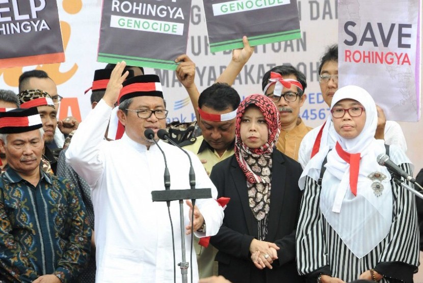  Ketua P2TP2A Jabar Netty Prasetiyani (kanan), Ketua DPRD Jabar Ineu Purwadewi Sundari dan Gubernur Jabar Ahmad Heryawan mendeklarasikan aksi kemanusiaan untuk Rohingya di Gedung Sate, Kota Bandung, belum lama ini. 