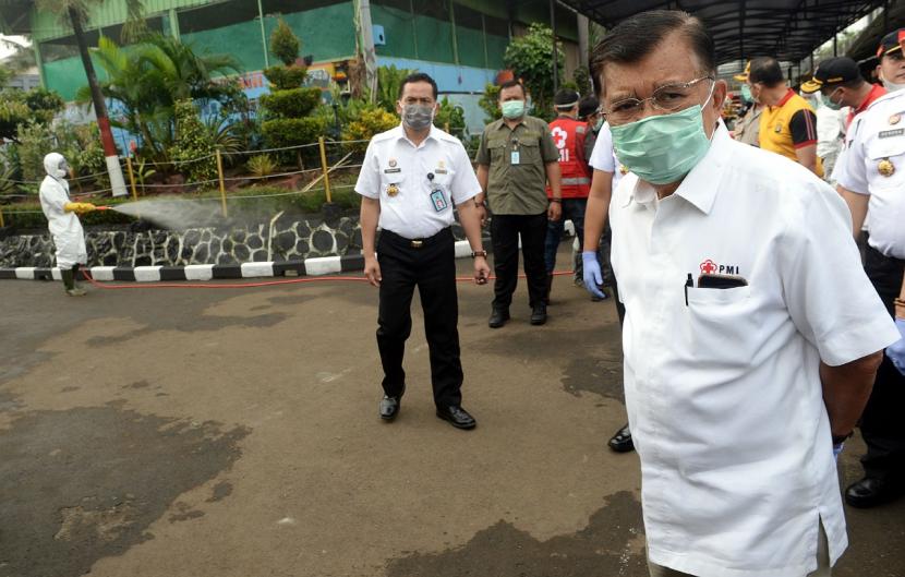 Ketua Palang Merah Indonesia Jusuf Kalla didampingi Menteri Hukum dan HAM Yasonna Laoly melakukan sterilisasi Lapas 1 Cipinang di tengah wabah virus Corona, Jumat (20/3).(Tim Media JK)