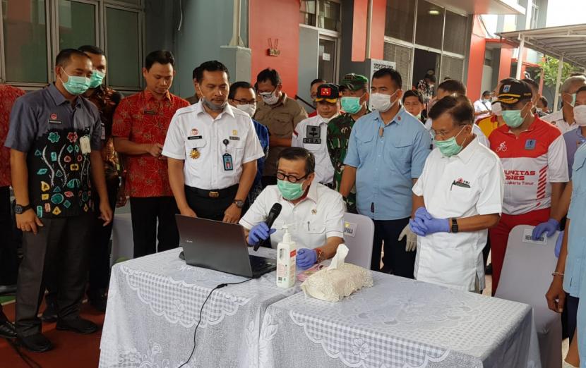 Ketua Palang Merah Indonesia Jusuf Kalla didampingi Menteri Hukum dan HAM Yasonna Laoly melakukan sterilisasi Lapas 1 Cipinang di tengah wabah virus Corona, Jumat (20/3).(Tim Media JK)