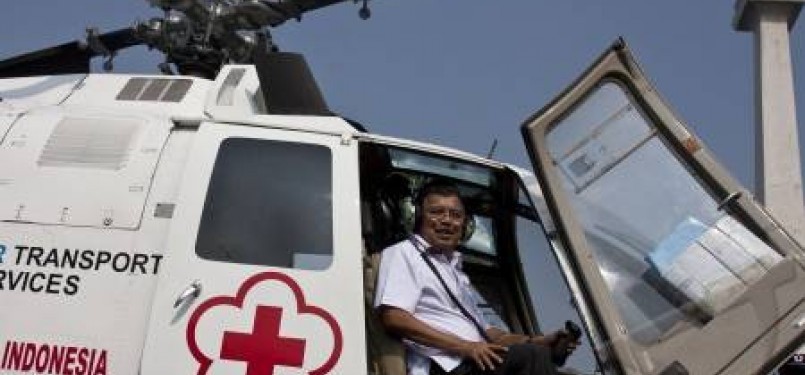 Ketua Palang Merah Indonesia, Jusuf Kalla, mengecek helikopter ambulans udara pada Apel Siaga Lebaran PMI di kawasan Monumen Nasional, Jakarta, Kamis (25/8).