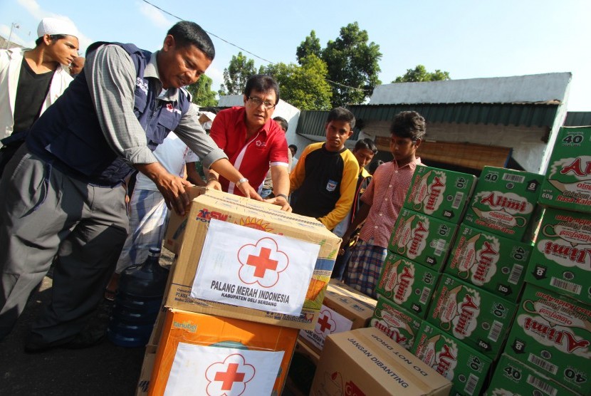 Ketua Palang Merah Indonesia (PMI) Sumut Rahmat Shah (tengah) memberikan bantuan kepada para pengungsi imigran Rohingya asal Myanmar dan Banglades, di tempat penampungan Imigrasi Kelas I Khusus Medan, Sumatera Utara (Ilustrasi)