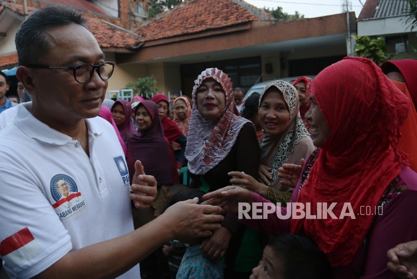 Ketua PAN Zulkifli Hasan bersama Perempuan Amanat Nasional (PUAN) membagikan makanan kepada warga Cipinang Pulo di Dapur Iftar Puan Cipinang Jaya, Jakarta Timur, Rabu (14/5)