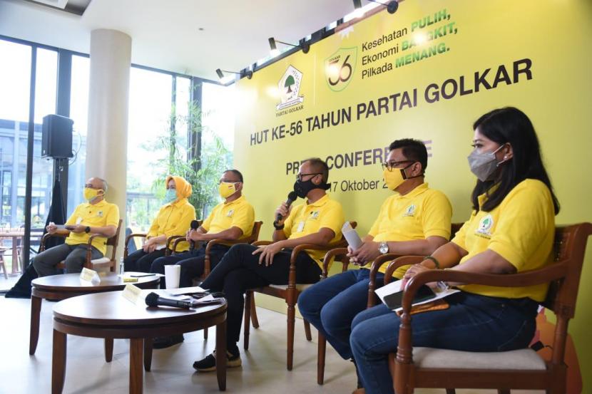 Ketua Panitia HUT Partai Golkar Agus Gumiwang Kartasasmita (ketiga kanan) saat konferensi pers perayaan HUT ke-56 Partai Golkar, Sabtu (17/10).