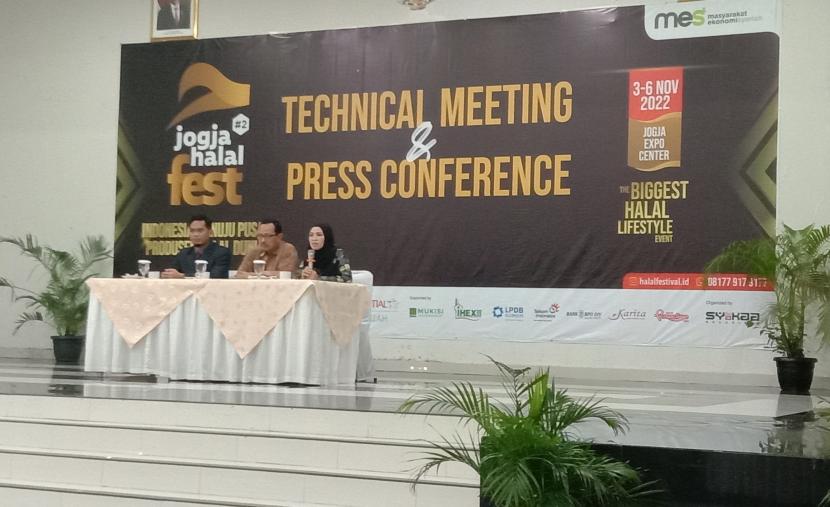  Ketua Panitia IHEX, Dr Bima, Ketua MES DIY, Heroe Poerwadi, dan Ketua Panitia JHF#2, Sarwi Peni Wulandaru, dalam konferensi pers Jogja Halal Fest 2022. 