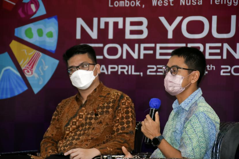 Ketua Panitia Lokal NTB Y20 Mohamad Farid Zaini (kanan) bersama Ketua Panitia Pusat Y20 Michael Victor Sianipar (kiri) menyampaikan keterangan pers terkait gelaran Pra KTT Kedua Indonesia (Y20 Pre-Summit) 2022.