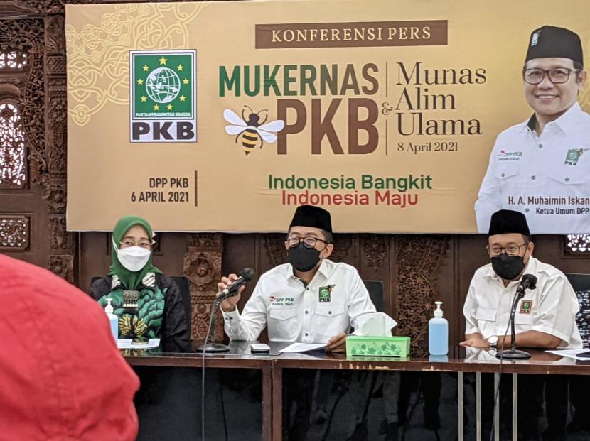 Ketua Panitia Munas Alim Ulama dan Mukernas PKB, Faisol Riza (tengah) di Kantor DPP PKB, Jakarta, Rabu (7/4).