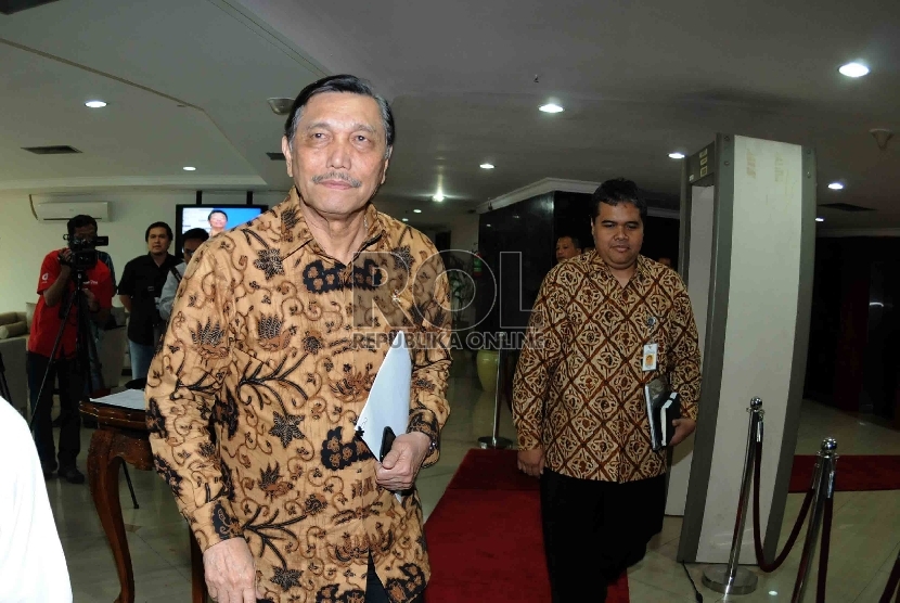 Ketua panitia Nasional Konferensi TIngkat Asia Afrika, Luhut Binsar Panjaitan menemui Ketua Dewan Perwakilan Rakyat saat tiba di Kompleks Parlemen Senayan, Jakarta, Kamis (2/4). 