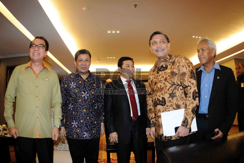 Ketua panitia Nasional Konferensi TIngkat Asia Afrika, Luhut Binsar Panjaitan menemui Ketua Dewan Perwakilan Rakyat saat tiba di Kompleks Parlemen Senayan, Jakarta, Kamis (2/4).