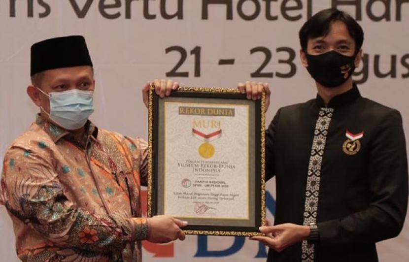 Ketua Panitia Nasional SPAN-UM PTKIN 2020, Prof Mahmud menerima penghargaan Rekor MURI, Jumat (21/8) malam di Jakarta. 