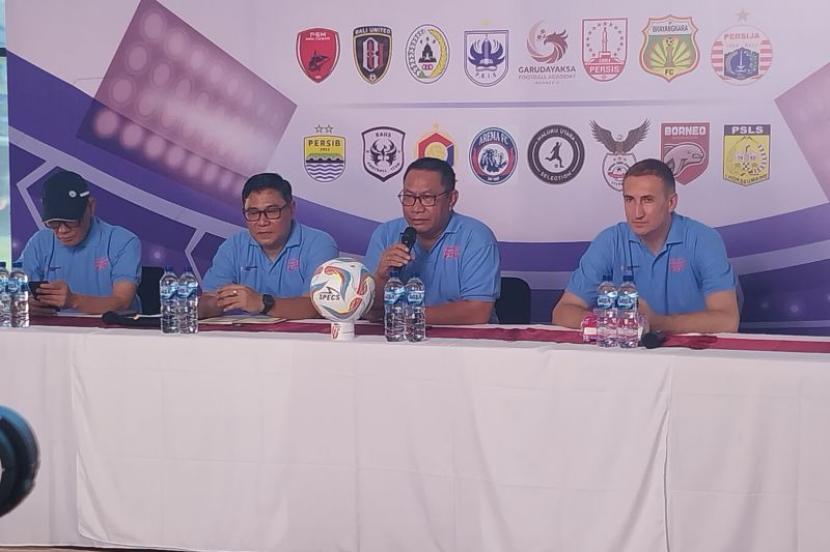  Ketua Panitia Nusantara Open 2023 Fary Djemy Francis (kedua kanan) didampingi jajaran memberikan keterangan dalam acara Talkshow & Drawing turnamen sepak bola Nusantara Open 2023 di Komplek Akademi Sepak Bola Garudayaksa, Bogor, Senin (11/12/2023). 