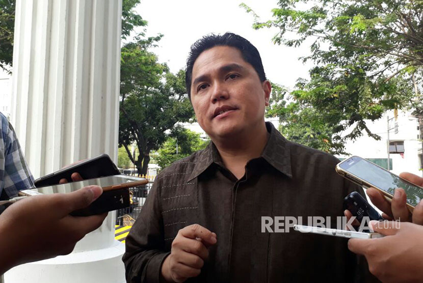 Ketua Panitia Pelaksana Asian Games (Inasgoc) Erick Thohir memberikan keterangan pers usai melaporkan perkembangan Asian Games 2018 di Kantor Wakil Presiden, Kamis (27/9).