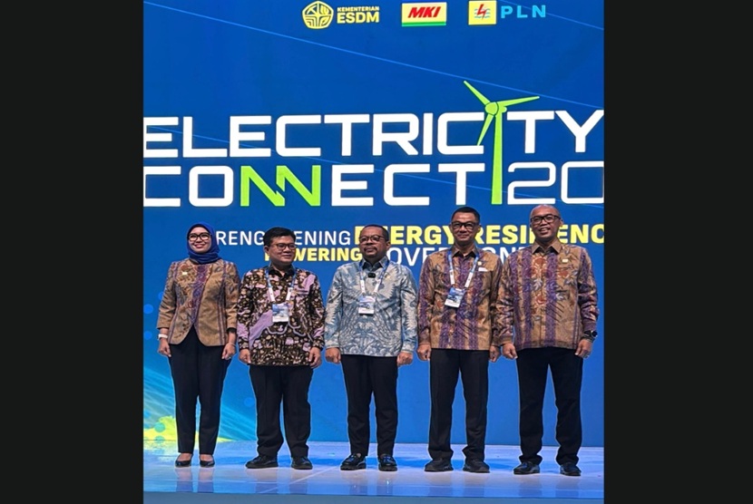 Ketua Panitia Pelaksana Electricity Connect 2025 sekaligus Sekjen MKI, Arsyadany G. Akmalaputri, Direktur Jenderal Ketenagalistrikan Kementerian ESDM Jisman P. Hutajulu, Kepala Staf Kepresidenan, Muhammad Qodari dan Kepala Dewan Pengawas MKI Direktur Utama PLN, Darmawan Prasodjo dan Direktur Transmisi dan Perencanaan Sistem PLN Evy Haryadi (kiri ke kanan) saat membuka gelaran ekosistem kelistrikan terbesar di Indonesia, Electricity Connect 2025, Rabu (19/11/2025) di Jakarta.