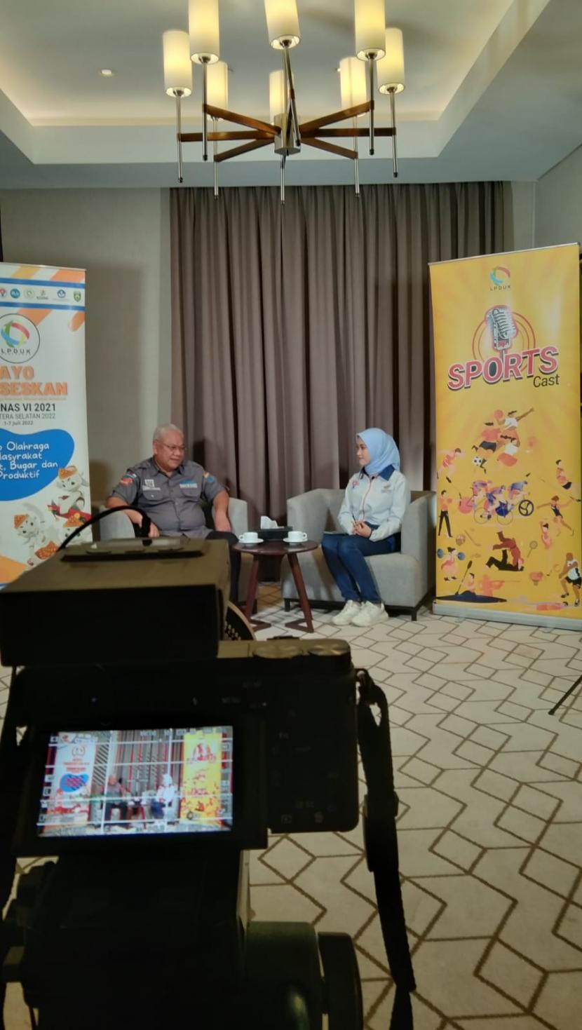 Ketua Panitia Pelaksana FORNAS VI 2021 Sumatera Selatan Tahun 2022, Achmad Syamsudin (kiri) saat mengisi acara Podcast Sportcast LPDUK dengan host presenter Nada Nasyaya di Palembang, Sumatera Selatan, Senin (4/7/2022).