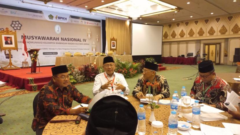 Ketua Panitia Pelaksana Munas, H E. Sunidja (kemeja putih) sedang memberikan arahan kepada anggota Komisi Forum Komunikasi Kelompok Bimbingan Ibadah Haji dan Umrah (KBIHU). 