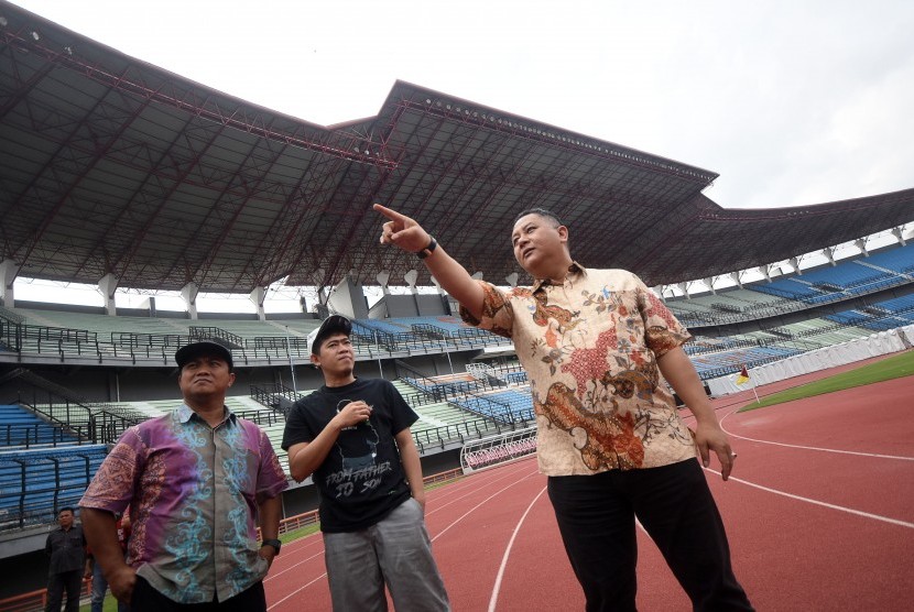 Ketua panitia pelaksana (panpel) Persebaya Surabaya yang juga Wakil Wali Kota Surabaya Whisnu Sakti Buana (kanan) melakukan kunjungan di Stadion Gelora Bung Tomo (GBT) Surabaya, Jawa Timur, Jumat (4/1/2019).