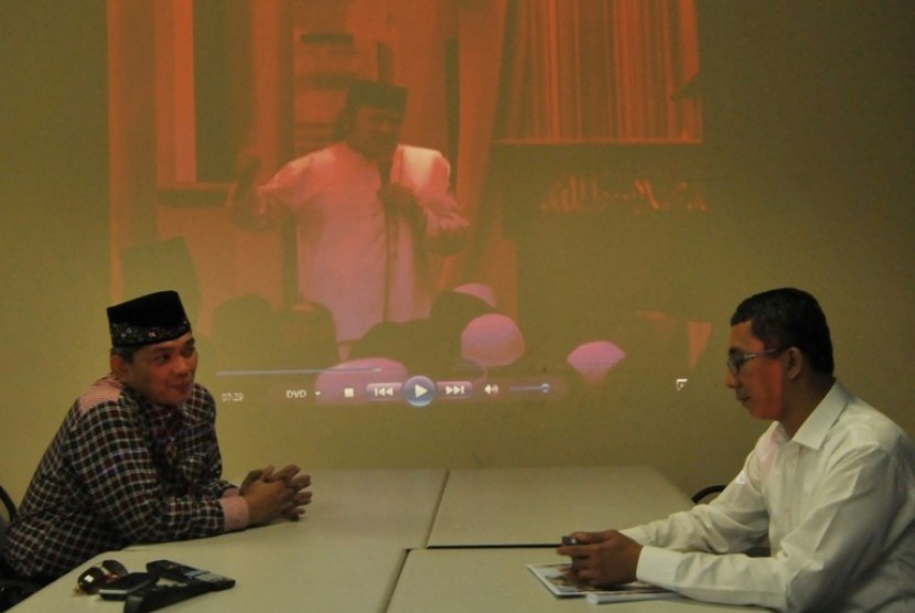 Ketua Panitia Pengawas Pemilu (Panwaslu) DKI Jakarta Ramdansyah (kanan) dan Tim sukses pasangan calon gubernur Jokowi-Ahok, Denny Iskandar (kiri) menyaksikan video ceramah Rhoma Irama di Kantor Panwaslu DKI Jakarta
