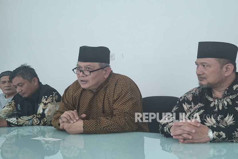 Ketua Panitia Peringatan 100 Tahun Pondok Modern Darussalam Gontor, Prof KH Husnan Bey Fananie (batik coklat) saat berdiskusi di Kantor Republika.co.id, Rabu (12/3/2025).