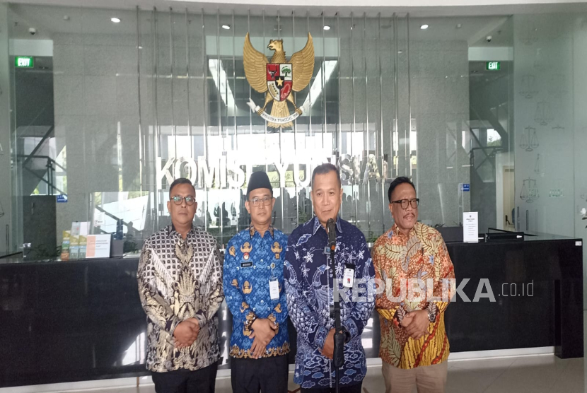 Ketua Panitia Seleksi Anggota Komisi Yudisial (KY) Dhahana Putra mendatangi kantor KY pada Selasa (20/5/2025) guna menyerap masukan mengenai calon Anggota KY 2025-2030.