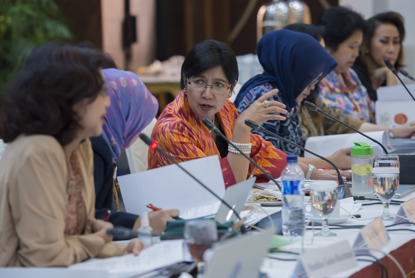  Ketua Panitia Seleksi Calon Pimpinan Komisi Pemberantasan Korupsi (Pansel KPK) Destry Damayanti (ketiga kiri) di Gedung Sekretariat Negara, Jakarta, Senin (24/8).