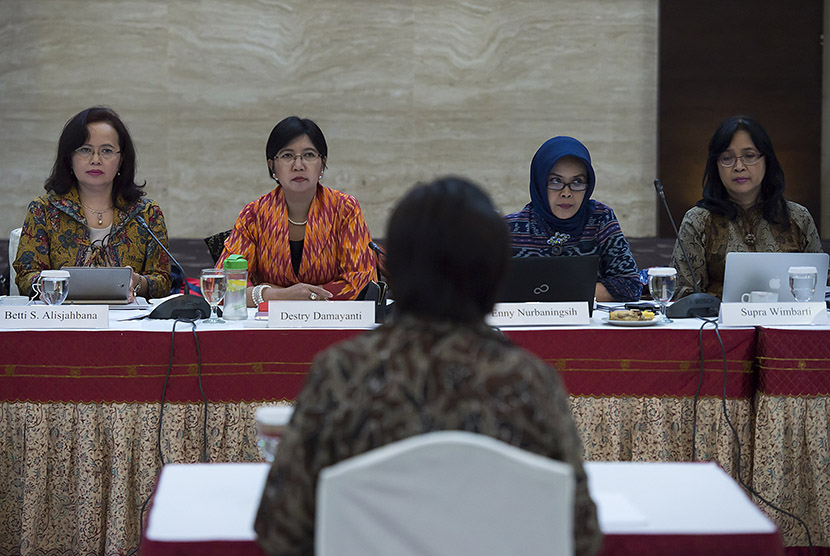 Ketua Pansel KPK Destry Damayanti (kedua kiri) bersama anggota Pansel KPK, Betti S. Alisjahbana (kiri), Enny Nurbaningsih (kedua kanan) dan Supra Wimbarti (kanan) mewawancarai calon pimpinan KPK di Gedung Sekretariat Negara, Jakarta, Senin (24/8).
