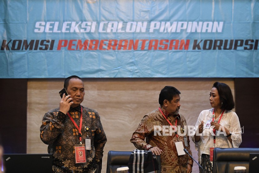 Ketua Panitia Seleksi Calon Pimpinan Komisi Pemberantasan Korupsi (Pansel KPK) Yenti Ganarsih (kanan) bersama anggota Pansel KPK Hendardi (tengah) dan Indriyanto Seno Adji (kiri) bersiap menyampaikan keterangan pers di Jakarta, Kamis (29/8/2019).