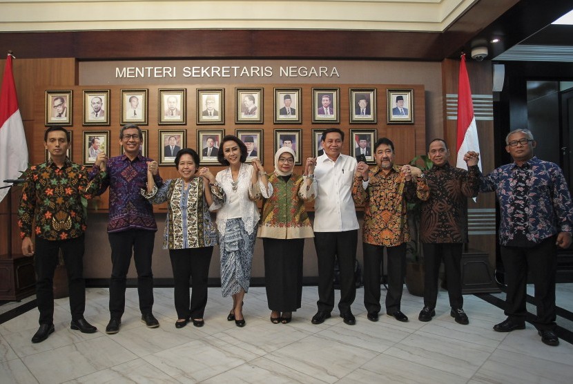 Ketua Panitia Seleksi Calon Pimpinan KPK Yenti Ganarsih (keempat kiri), Wakil Ketua Panitia Seleksi Indriyanto Seno Adji (kedua kanan) dan anggota Pansel (dari kiri) Al Araf, Hamdi Moeloek, Harkristuti Harkrisnowo, Diani Sadia Wati, Mualimin Abdi, Hendardi dan Marcus Priyo Gunarto berjabat tangan bersama usai menyampaikan keterangan pers di Gedung Utama Kemensetneg, Jakarta, Senin (20/5/2019).
