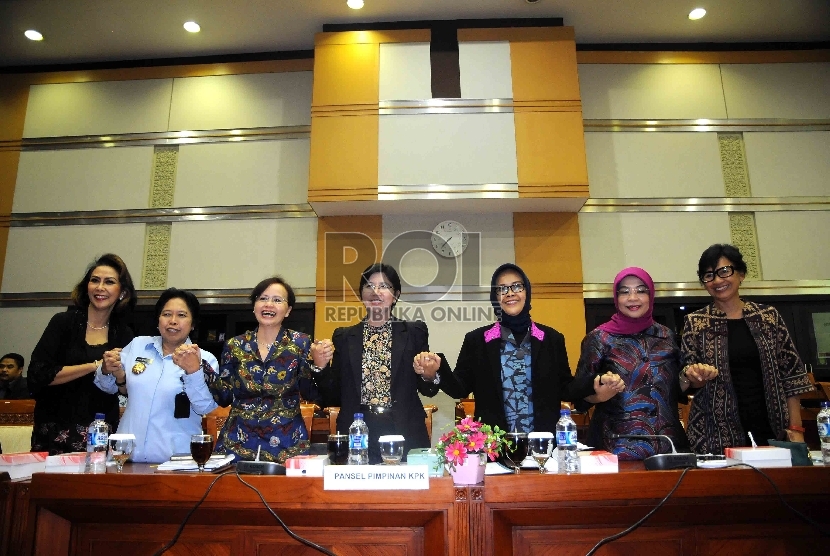   Ketua pansel KPK, Destry Damayanti (tengah) bersama anggota pansel capim KPK saat mengikuti rapat dengan Komisi III  DPR di  Komplek Parlemen, Jakarta, Selasa (17/11).  (Republika/Agung Supriyanto)