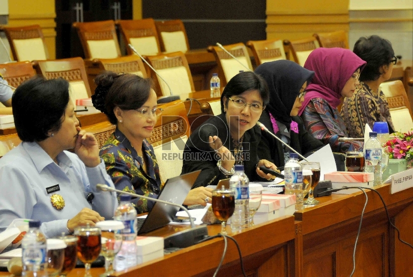 Ketua pansel KPK, Destry Damayanti (tengah) bersama anggota pansel capim KPK saat mengikuti rapat dengan Komisi III  DPR di  Komplek Parlemen, Jakarta, Selasa (17/11).  (Republika/Agung Supriyanto)