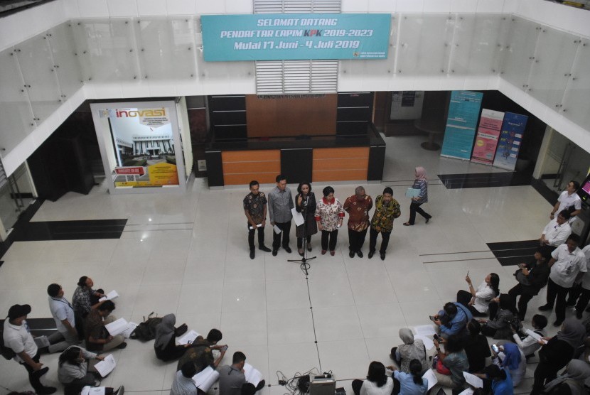 Ketua Panitia Seleksi Capim KPK Yenti Garnasih (ketiga kiri) bersama anggota Harkristuti Harkrisnowo (ketiga kanan), Al Araf (kiri), Hendardi (kanan), Marcus Priyo Gunarto (kedua kanan), dan Mualimin Abdi (kedua kiri) memberikan keterangan kepada wartawan terkait proses seleksi capim KPK di Kantor Kementerian Sekretariat Negara, Jakarta. (ilustrasi)