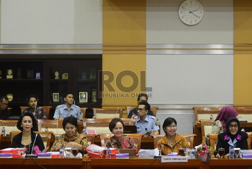Ketua Panitia Seleksi (pansel) Calon Pimpinan KPK Destry Damayanti (kedua kanan) bersama Anggota Pansel KPK menghadiri rapat bersama Komisi III DPR di Kompleks Parlemen, Jakarta, Senin (23/11).