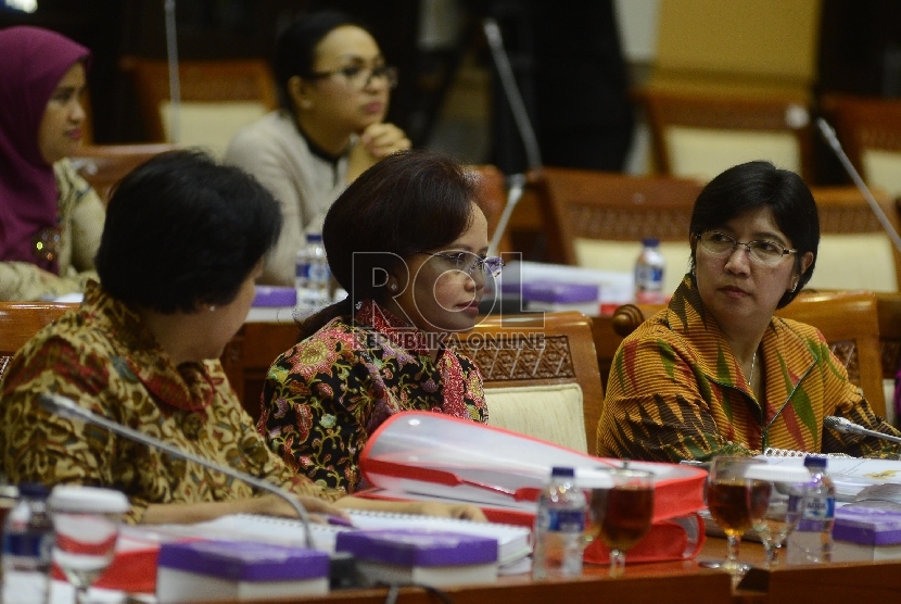 Ketua Panitia Seleksi (pansel) Calon Pimpinan KPK Destry Damayanti (kanan) berbincang bersama anggota pansel saat menggelar rapat bersama Komisi III DPR di Kompleks Parlemen, Jakarta, Senin (23/11).