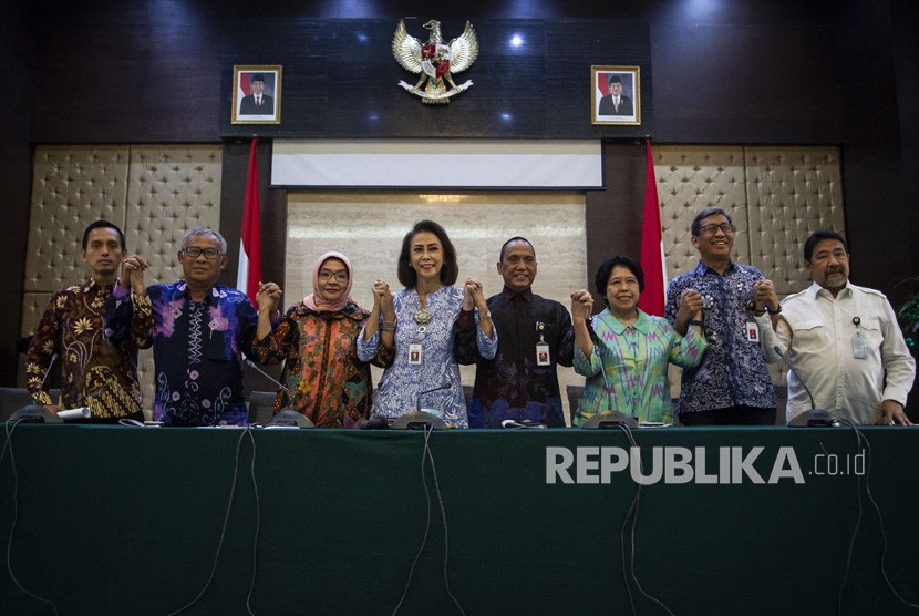 Ketua Panitia Seleksi (pansel) calon pimpinan KPK Yenti Garnasih (keempat kiri) didampingi anggota pansel (dari kiri) Al Araf, Marcus Priyo Gunarto, Diani Sadia Wati, Indriyanto Seno Adji, Harkristuti Harkrisnowo, Hamdi Moeloek dan Hendardi berjabat tangan bersama seusai menyampaikan keterangan pers tentang hasil tes psikologi capim KPK di Gedung Kementerian Sekretariat Negara, Jakarta, Senin (5/8/2019). 