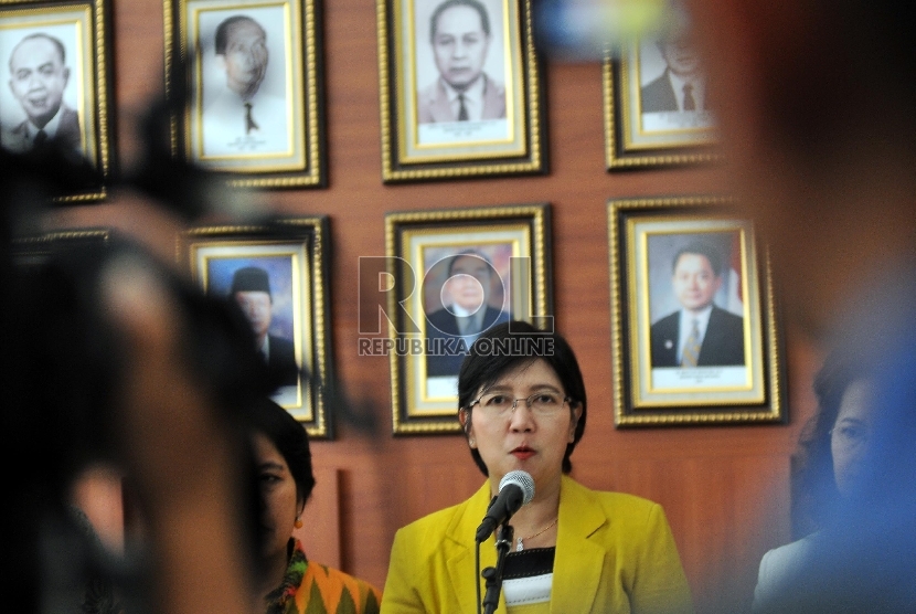  Ketua Panitia Seleksi pimpinan Komisi Pemberantasan Korupsi (KPK), Destry Damayanti (tengah) didampingi enam anggota Tim Panitia Seleksi (Pansel) calon pimpinan KPK lainnya saat memberikan keterangan pers di Sekretariat Negara Jakarta, Selasa (23/6). 