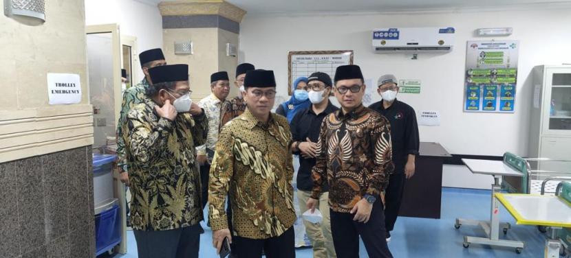 Ketua Panja Ace Hasan Syadzily, dan anggota Komisi VIII saat kunjungan kerja ke Klinik Kesehatan Haji Indonesia (KKHI) di Madinah, Kamis (31/3). 