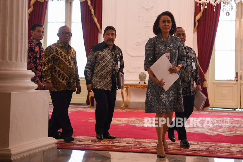 Ketua Pansel Capim KPK Yeti Garnasih (kanan) bersiap menyerahkan nama capim KPK kepada Presiden Joko Widodo di Istana Merdeka Jakarta, Senin (2/9/2019). 
