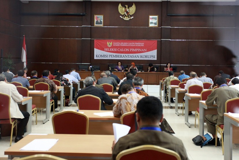 Ketua Pansel KPK Destri Damayanti (kedua kiri) bersama anggota Pansel KPK memimpin ujian Seleksi calon pimpinan KPK 2015-2019 di Pusdiklat Setneg, Jakarta, Rabu (8/7). 