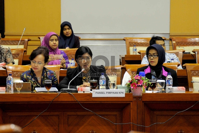   Ketua pansel KPK, Destry Damayanti (tengah) bersama anggota pansel capim KPK saat mengikuti rapat dengan Komisi III  DPR di  Komplek Parlemen, Jakarta, Selasa (17/11).  (Republika/Agung Supriyanto)