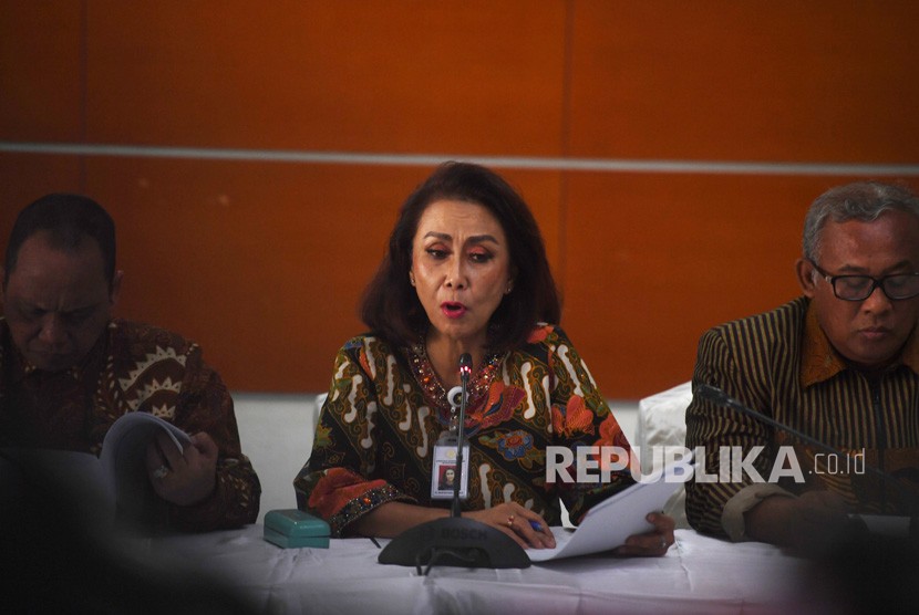 Ketua Pansel KPK Yenti Ganarsih (tengah) memberikan keterangan terkait hasil profile assessment calon pimpinan KPK periode 2019-2023 dalam konferensi pers di Jakarta, Jumat (23/8/2019).