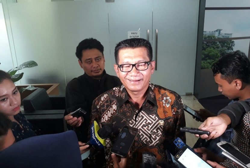 Ketua Pansus Angket KPK Agun Gunandjar Sudarsa memberikan keterangan usai pertemuan dengan Badan Pemeriksa Keuangan (BPK) di Kantor BPK, Jakarta, Selasa (4/7).