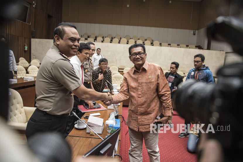 Ketua Pansus Angket KPK Agun Gunanjar (kanan) berjabat tangan dengan Wakapolri Komjen Pol Syafruddin (kiri) seusai rapat dengar pendapat umum (RDPU) dengan Pansus Hak Angket KPK di kompleks Parlemen Senayan, Jakarta, Rabu (19/7). 