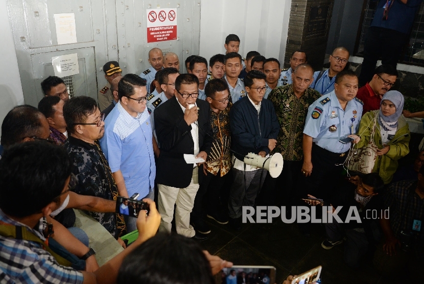 Ketua Pansus Angket KPK Agun Gunanjar Sudarsa, bersama anggota memberikan keterangan pers seusai melakukan pertemuan dengan sejumlah tahanan korupsi KPK saat mengunjungi Lapas Sukamiskin, Bandung, Jabar, Kamis (6/7). 