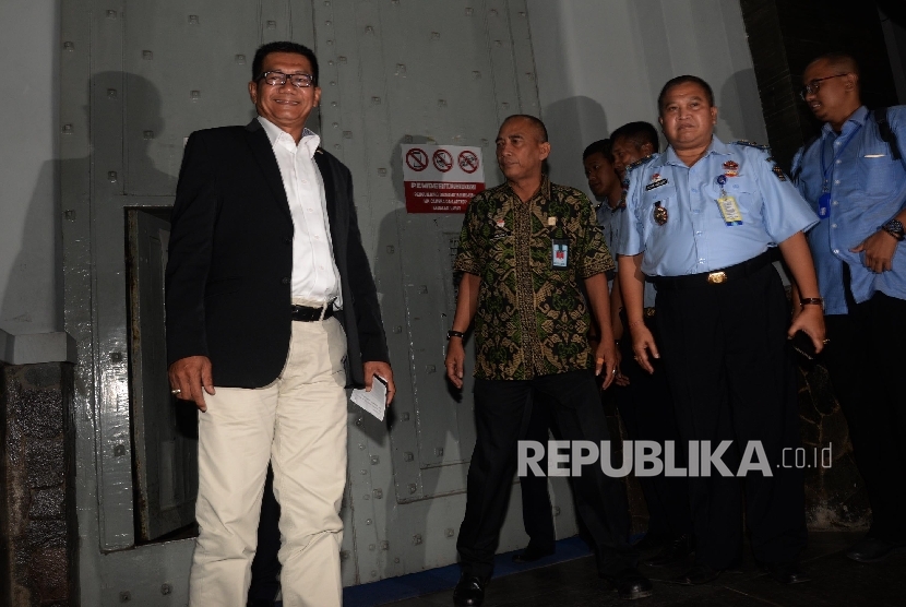 Ketua Pansus Angket KPK Agun Gunanjar Sudarsa, bersama anggota seusai melakukan pertemuan dengan sejumlah tahanan korupsi KPK saat mengunjungi Lapas Sukamiskin, Bandung, Jabar, Kamis (6/7).